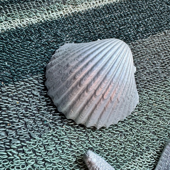 Small Plastic Silver Seashell and Starfish Decor Set - Picture 2 of 8